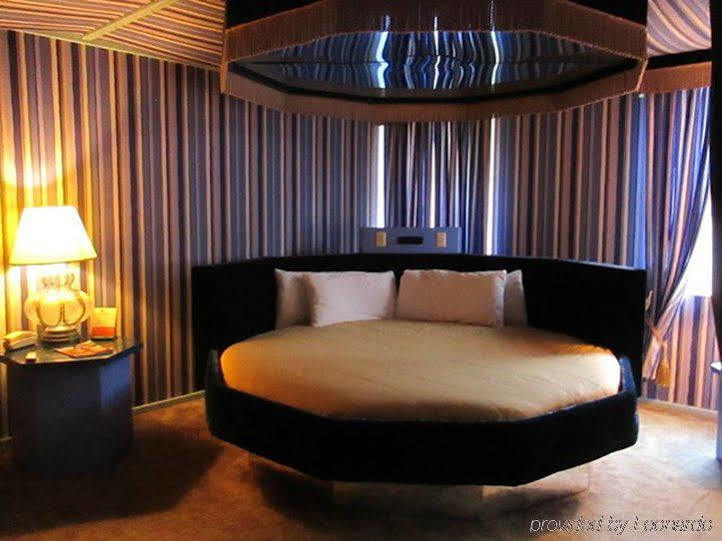 Red Carpet Inn Fanta Suites Hotel Greenwood Exteriör bild