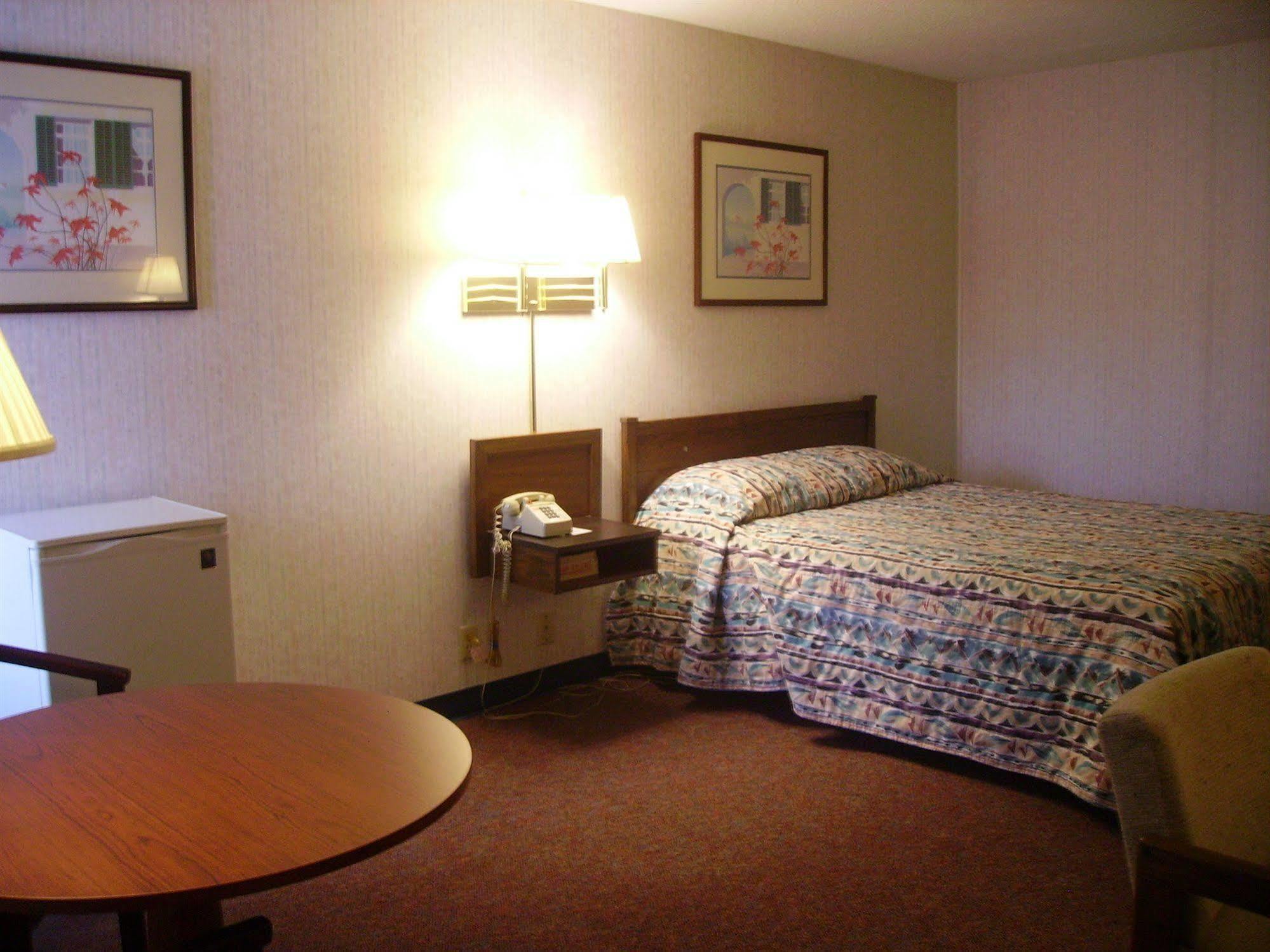 Red Carpet Inn Fanta Suites Hotel Greenwood Exteriör bild